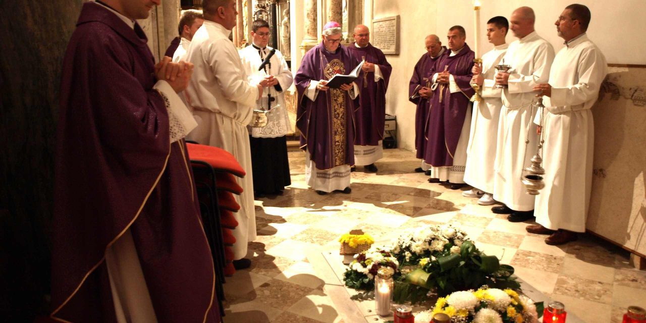 ZADAR: Misa na Dušni dan za pokojne biskupe i svećenike Zadarske nadbiskupije u katedrali sv. Stošije