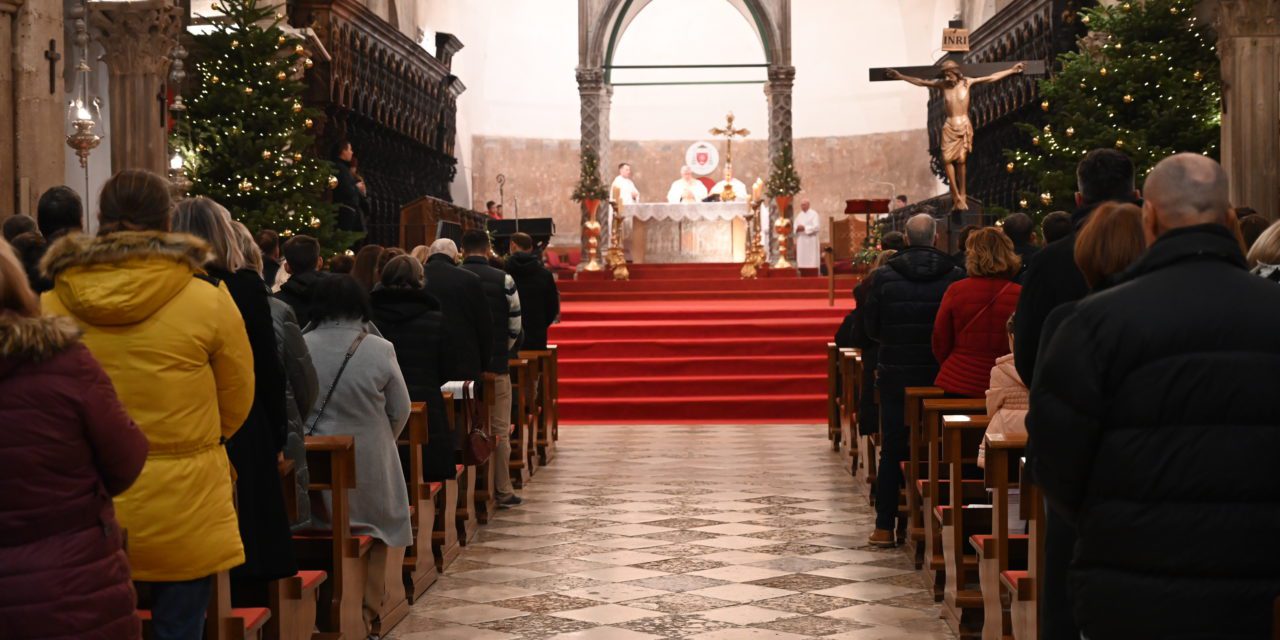 ZADAR: Nadbiskup Zgrablić na misi zahvalnici u katedrali sv. Stošije: „Naša zahvala vodi nas u Božju ljubav“