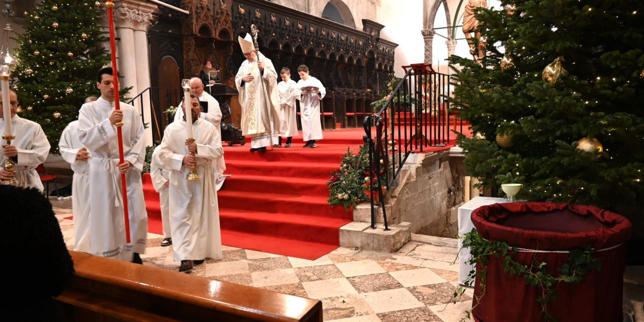 ZADAR: Na svetkovinu Bogojavljenja nadbiskup Zgrablić predvodio misno slavlje  u katedrali sv. Stošije