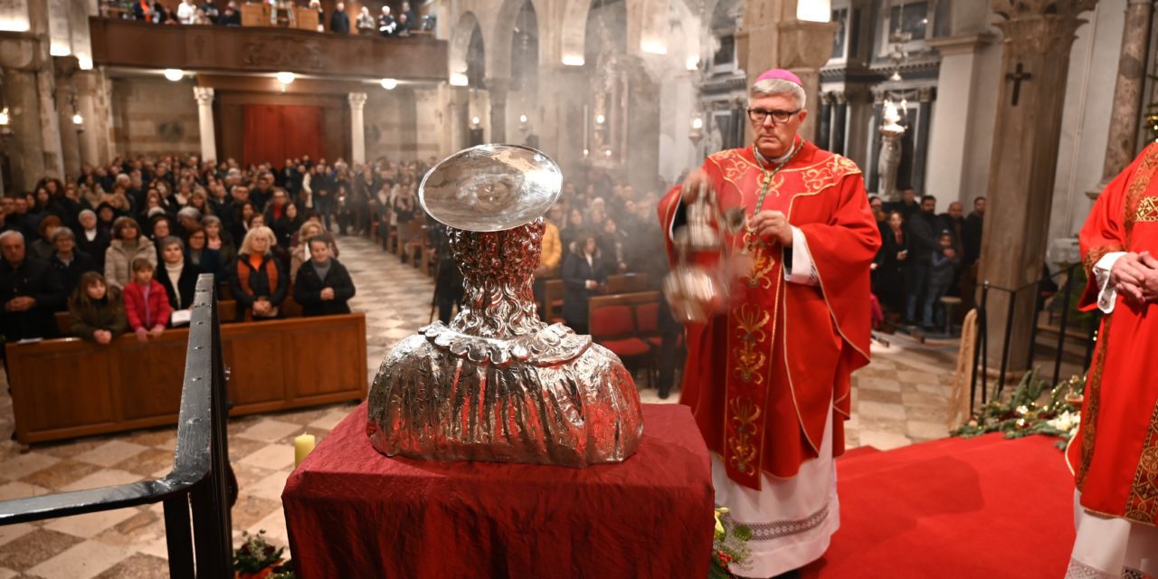 ZADAR: Nadbiskup Zgrablić predvodio uočnicu svetkovine sv. Stošije u katedrali sv. Stošije
