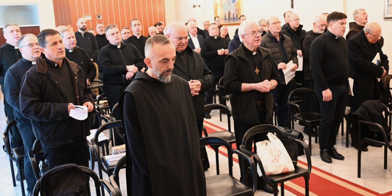 ZADAR: Svećenička rekolekcija – O. Damjan Kružičević izlagao o temi ‘Lectio divina – Oratio’