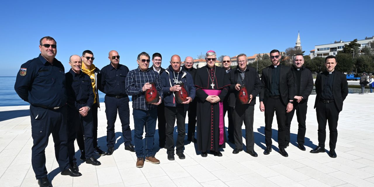 ZADAR: Župljani Dugog otoka darovali maslinovo ulje Zadarskoj nadbiskupiji za pomazanje u sakramentima