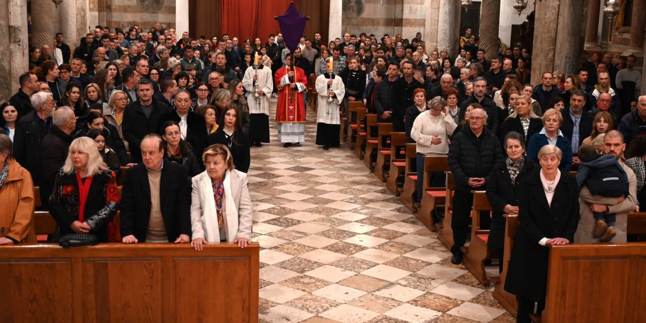 ZADAR: Nadbiskup Zgrablić predvodio Službu Muke Gospodnje na Veliki petak u katedrali sv. Stošije