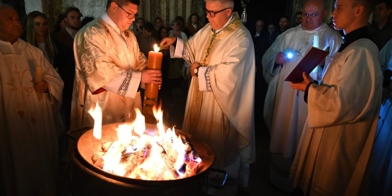 ZADAR: Nadbiskup Zgrablić predvodio Vazmeno bdjenje u katedrali sv. Stošije