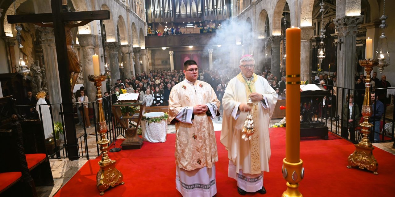 ZADAR: Nadbiskup Zgrablić predvodio misno slavlje na svetkovinu Uskrsa u katedrali sv. Stošije