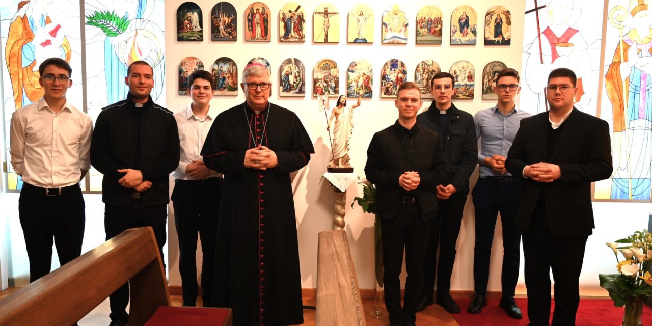 ZADAR: Uskrsni susret nadbiskupa Zgrablića, sjemeništaraca, bogoslova i đakona Zadarske nadbiskupije