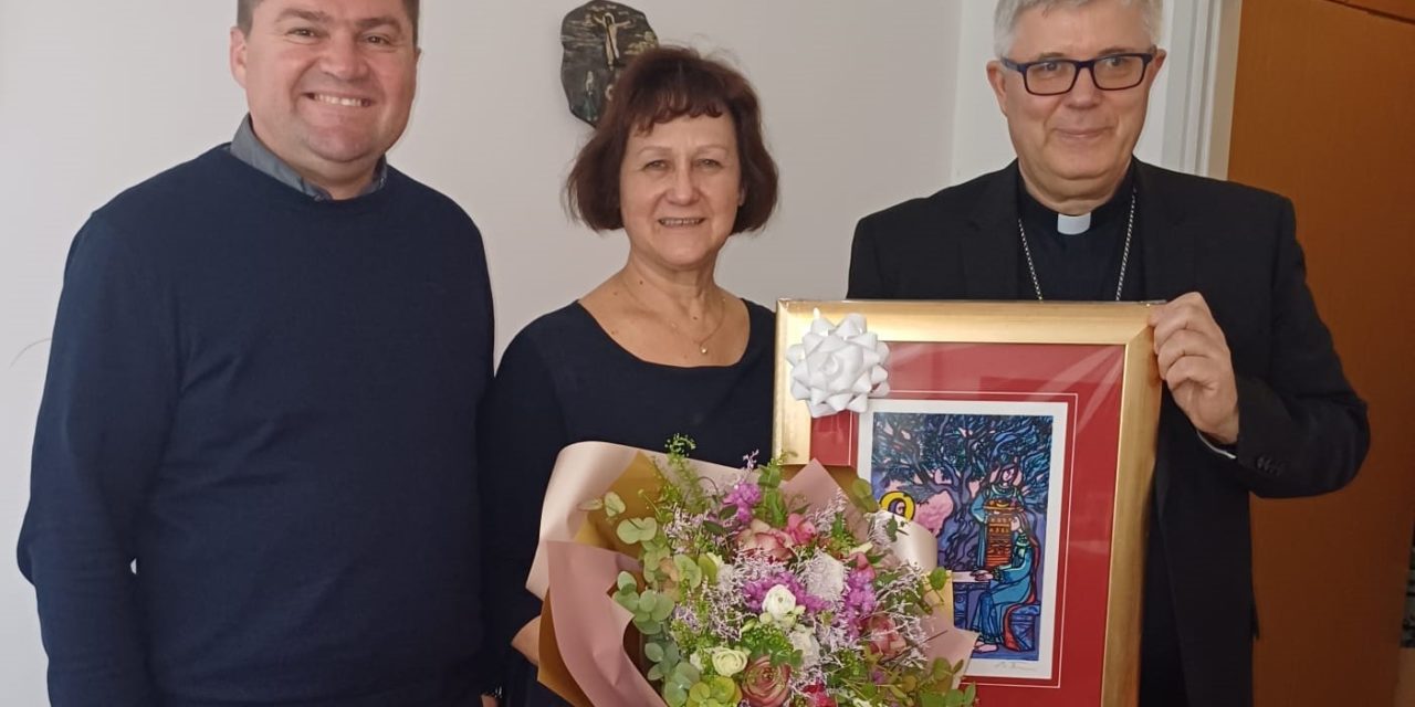 ZADAR: Susret nadbiskupa Zgrablića i psihologinje Ane Uranije iz Caritasa povodom njenog umirovljenja