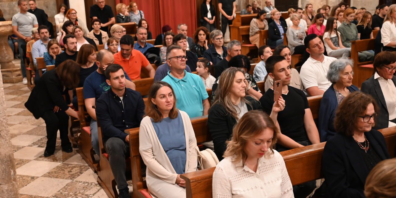ZADAR: Susret crkvenih zajednica Zadarske nadbiskupije u katedrali sv. Stošije na uočnicu svetkovine Duhova