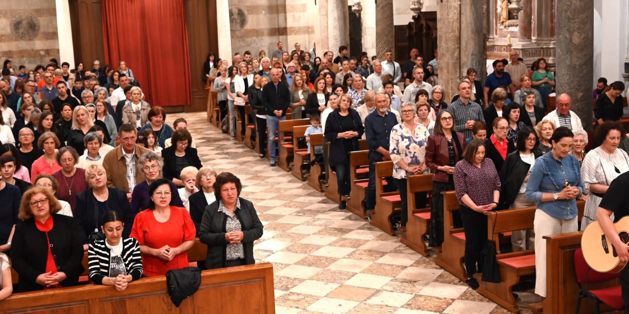 ZADAR: Nadbiskup Zgrablić predvodio misno slavlje na Duhovskom bdjenju u katedrali sv. Stošije
