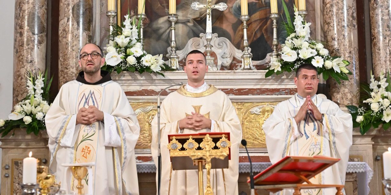 NIN: Don Antonio Oltran proslavio mladu misu u župnoj crkvi sv. Anselma