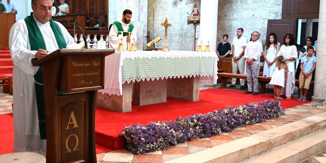PAG: Misa zadušnica u paškoj zbornoj crkvi za don Živka Kustića, na 10. godišnjicu njegove smrti
