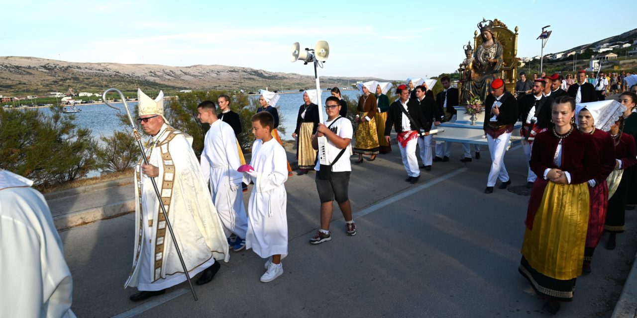 PAG: Nadbiskup Zgrablić predvodio proslavu Velike Gospe – Vela Stomorina od Staroga Grada do Zborne crkve