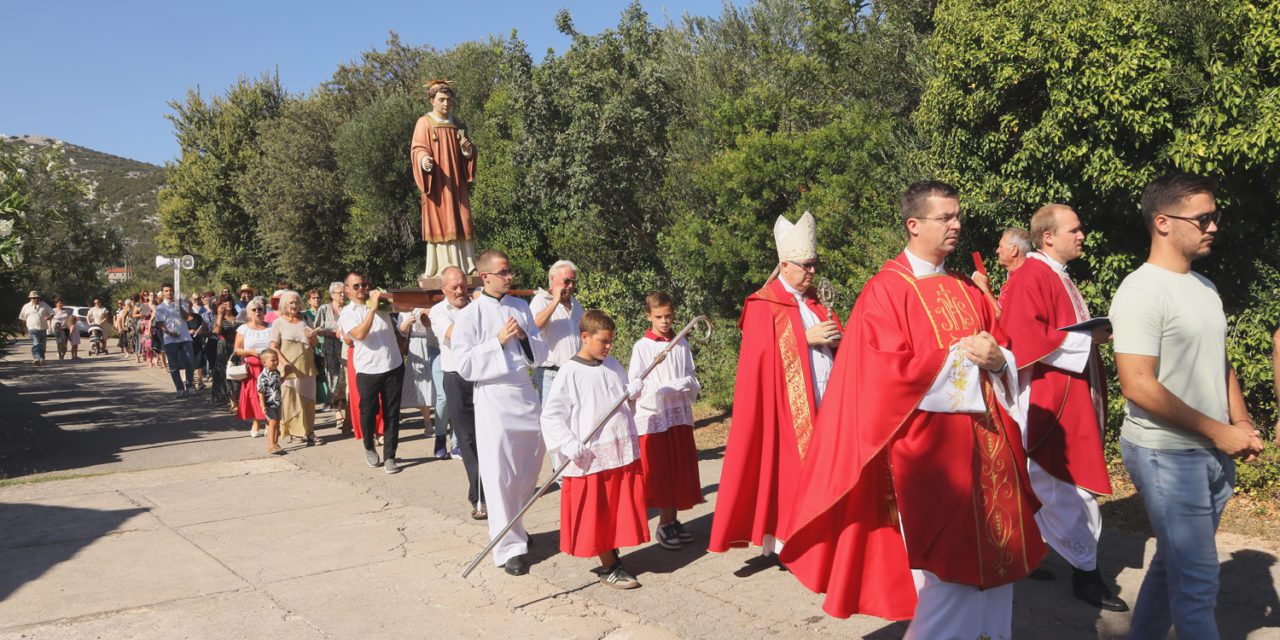 LUKORAN: Nadbiskup Zgrablić predvodio proslavu sv. Lovre u Lukoranu na otoku Ugljanu