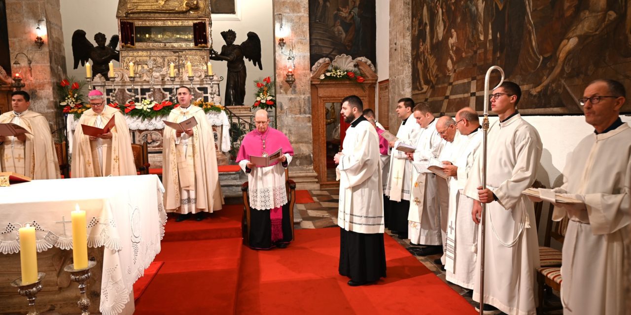 ZADAR: Nadbiskup Zgrablić predvodio Svečanu Večernju na uočnicu sv. Šime, zaštitnika grada Zadra