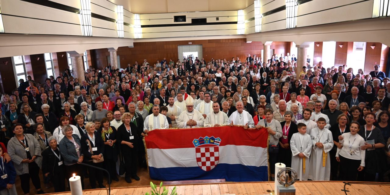 BLATO, KORČULA: Hodočašće vjernika Zadarske nadbiskupije – Nadbiskup Zgrablić predvodio misno slavlje u Blatu na Korčuli