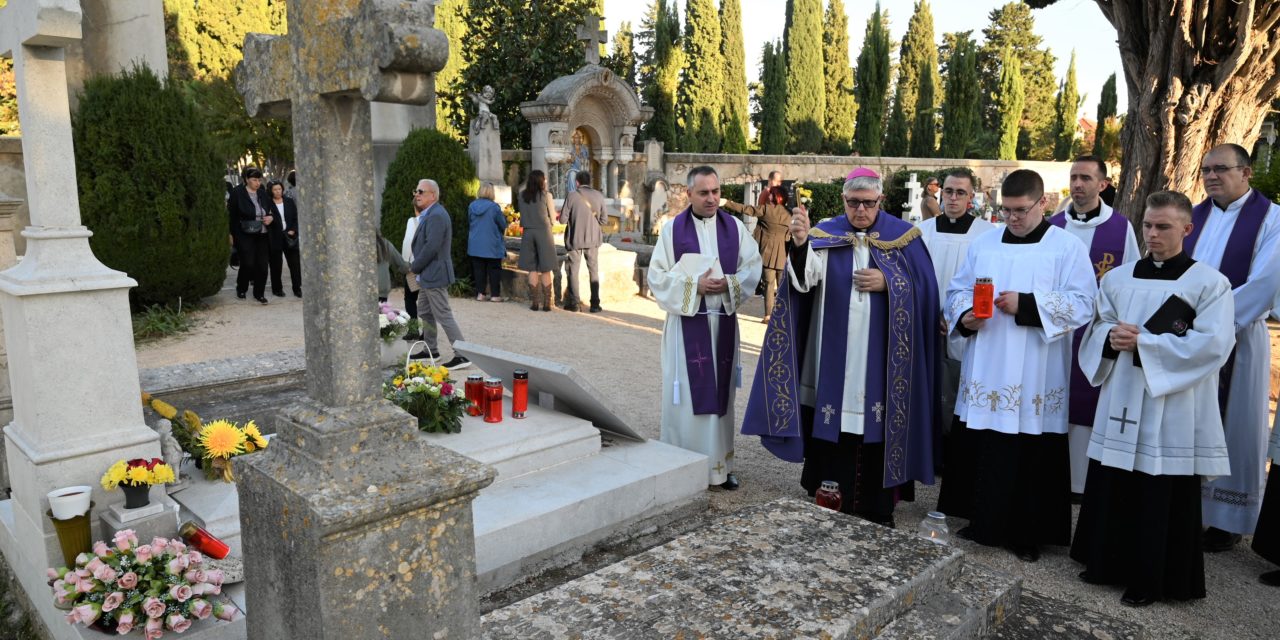 ZADAR: Nadbiskup Zgrablić predvodio Službu Riječi s odrješenjem za pokojne na Gradskom groblju