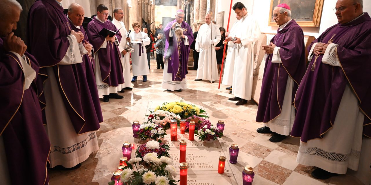 ZADAR: Nadbiskup Zgrablić predvodio misu na Dušni dan u katedrali sv. Stošije