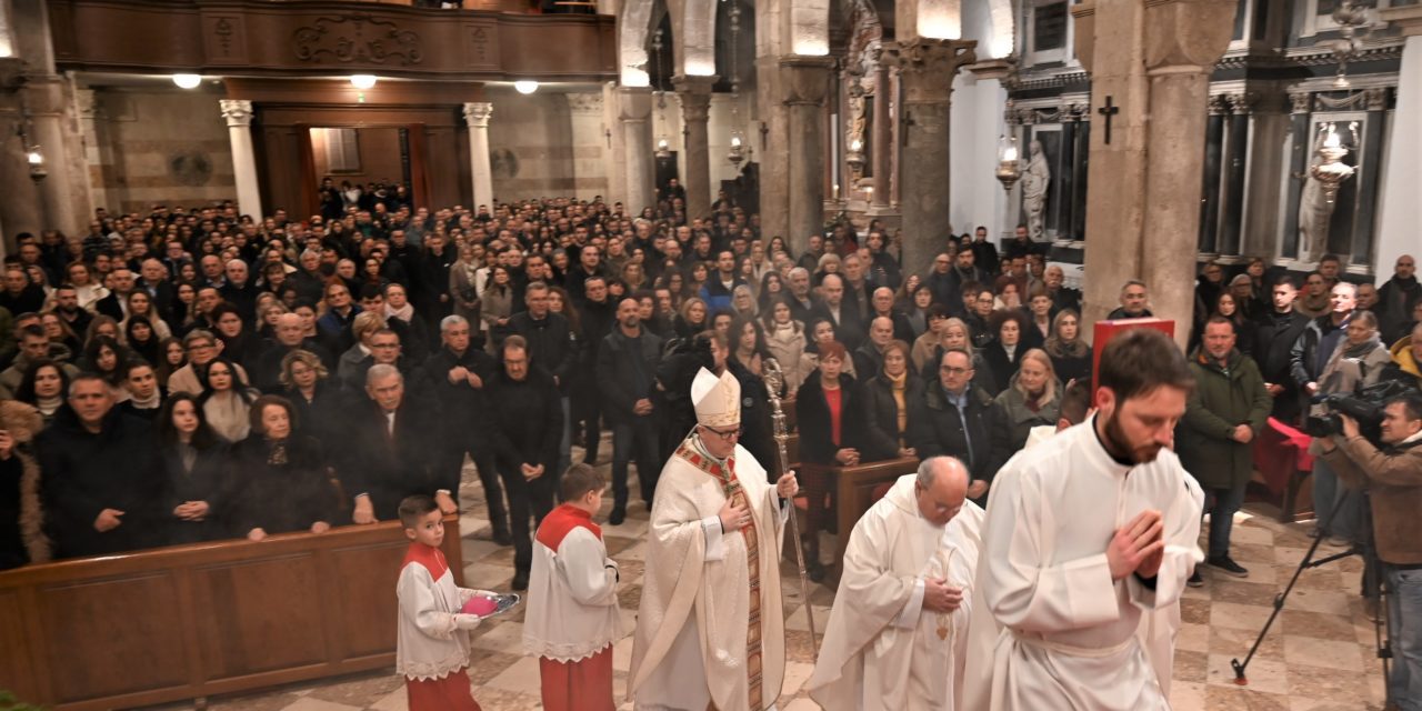 ZADAR, POLNOĆKA: Mons. Zgrablić: “Bog je Isusovim rođenjem ušao u svijet, u moje „danas“, u moje „sada“ koje s Kristom prodire u vječno, Božje”